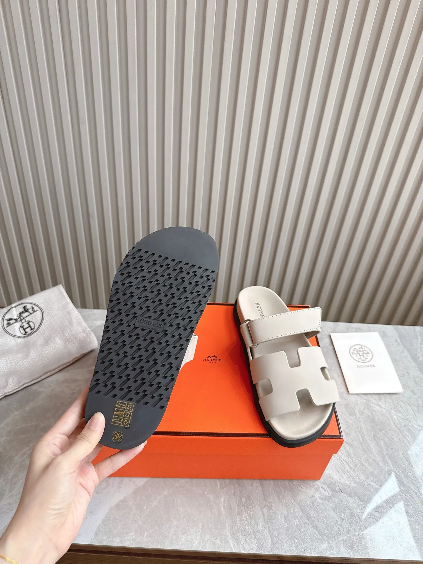 p480🐮🐮Couple model (top version) H family 2024 spring and summer new style HERMES Hermes' recently popular couple model pig nose angle sandals and slippers, paired with various colorful socks, popular. Upper: imported original deerskin (the genuine leather edging is not ordinary super migration). Lining: imported genuine leather. Outsole: Tpu non-slip and wear-resistant outsole. Size: Female 35-42 (40/42 non-returnable and non-exchangeable) Male size: 39-45 (45 non-refundable and non-exchangeable)
